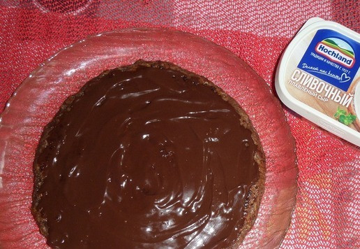 1. Этап. Шоколадный овсяноблин с бананом: Собираем наш десерт. На блин выкладываем большую часть шоколадно-сырной массы и равномерно распределяем по поверхности блина.