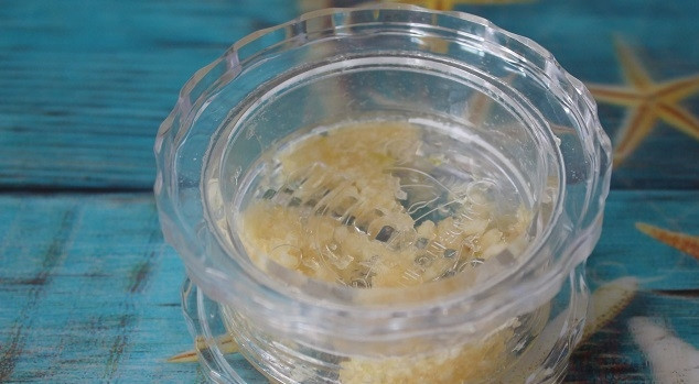 1. Этап. Борщ сибирский с мясом: 11. Чеснок измельчите, добавьте в емкость, выключите огонь. Настаивайте блюдо около 15 минут.