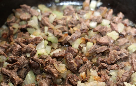 1. Этап. Тарелочки тако с говядиной: Жарим на среднем огне в течение 10-15 минут.