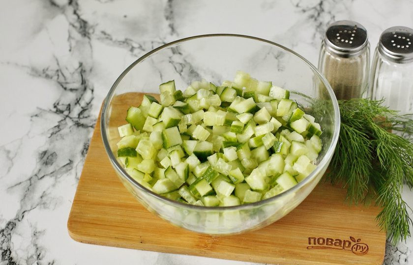 1. Этап. Салат Старый Новый год: Добавьте нарезанный кубиками огурец.