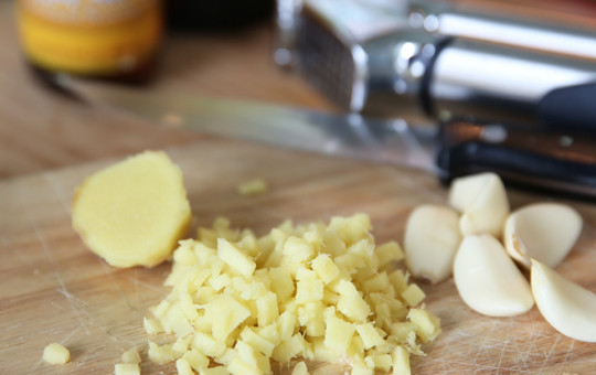 1. Этап. Маринованные свиные ребрышки на гриле: 1. Ребра нужно сразу вымыть и обтереть бумажной салфеткой. Отправить их в глубокую мисочку или плотно закрывающийся пакет. Для приготовления маринада нужно очистить и измельчить кубиками имбирь. Чеснок пропустить через пресс.