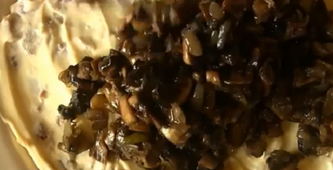 1. Этап. Салат Лисичка: 8. Добавить немного майонеза. Сверху выложить жаренные грибы с луком (тем, кто не любит грибы, можно просто ограничиться луком).