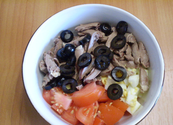 1. Этап. Куриные сердечки с помидорами: 6. Складываем все овощи и мясо в салатник, солим по вкусу.