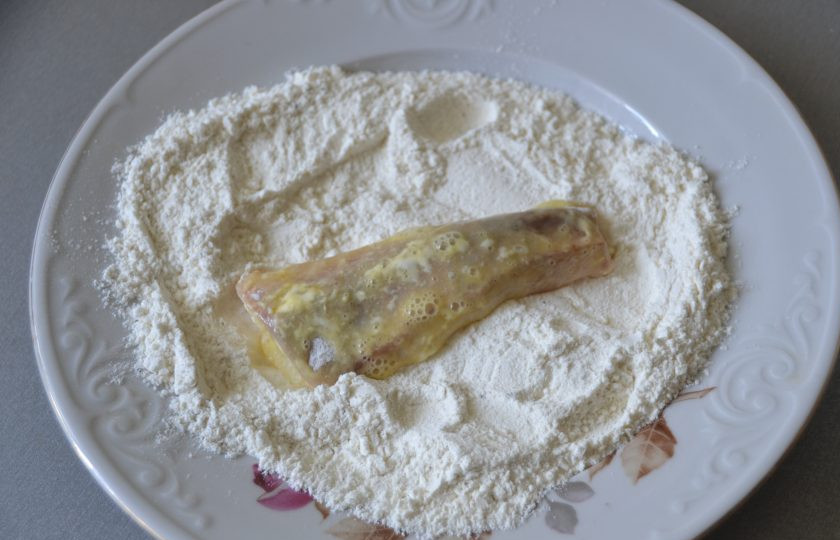 1. Этап. Терпуг, жареный на сковороде: Снова обваляйте рыбу с обеих сторон в муке и отправляйте на сковороду.