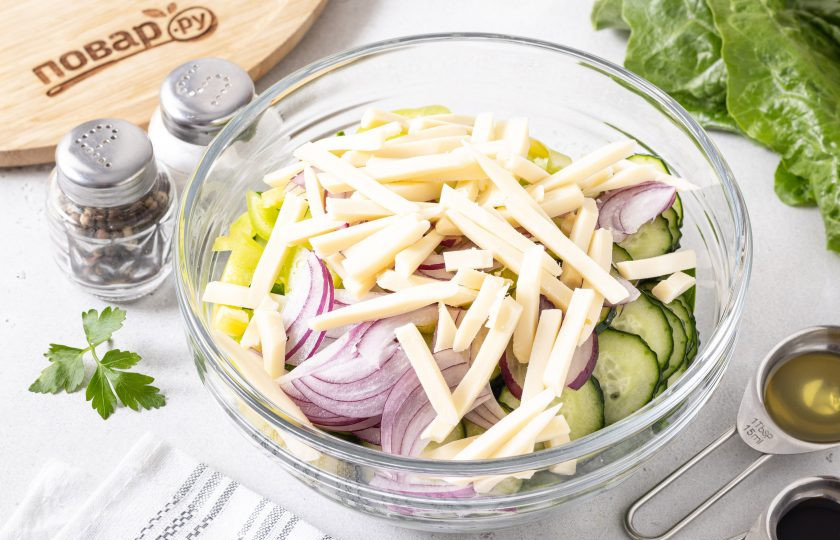 1. Этап. Салат с перцем, огурцом и сыром: Сыр нарежьте брусочками или натрите на крупной терке.