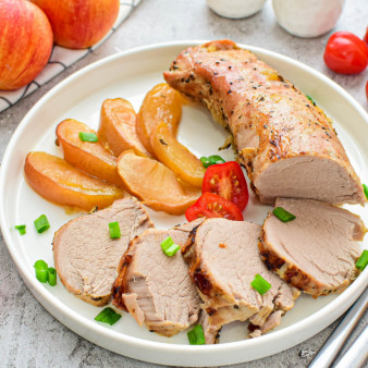 Свиная вырезка с яблоками и корицей