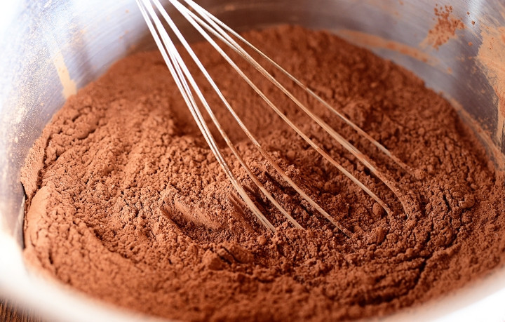 1. Этап. Шоколадный домашний топпинг: 1. В емкости до однородности смешайте какао и сахар.