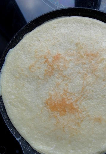 1. Этап. Полента-блин с творогом и сыром: Готовить на минимальном огне, пока наверху не будет жидкости (если можно так выразиться). Затем перевернуть блин и поджарить с другой стороны. Посыпать сыром, дать ему расплавиться и можно снимать с огня.