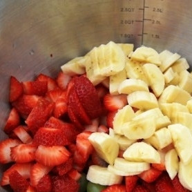 1. Этап. Фруктовый салат с медовым сиропом: Бананы режем полукольцами и тоже добавляем в салатницу.