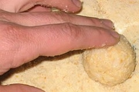 1. Этап. Яйца по-немецки: 8. Обмакиваем яйца во взбитое яйцо и обваливаем сначала в сыре, затем, снова обмакнув в яйцо, в сухарях.