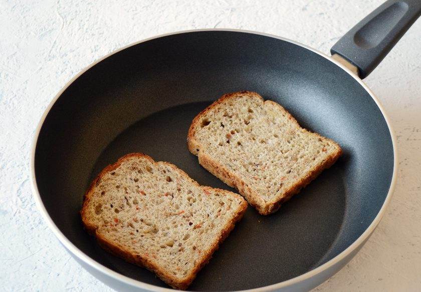 1. Этап. Тосты с арахисовой пастой: На сухой сковороде с двух сторон обжарьте хлеб до хрустящей корочки.