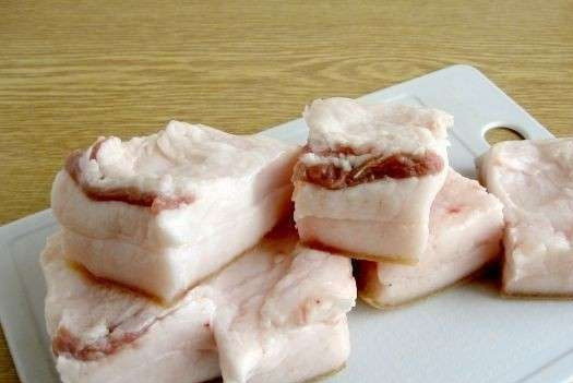 1. Этап. Сало в банке: Затем нарежьте сало крупными брусками.