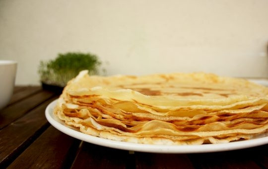 1. Этап. Роллы из блинов с семгой: 1. Первым делом нужно пожарить блинчики. Используйте любимый рецепт теста.