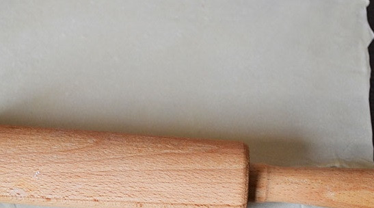 1. Этап. Дюшбара: 7. На рабочем столе раскатайте очень тонко тесто.