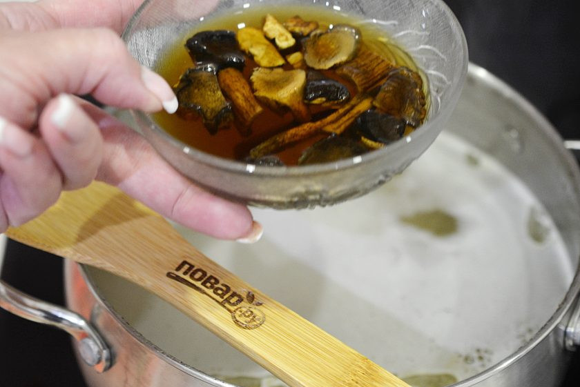 1. Этап. Кислые щи с перловкой: 4. Мясо уберите из бульона, добавьте грибы вместе с жидкостью.