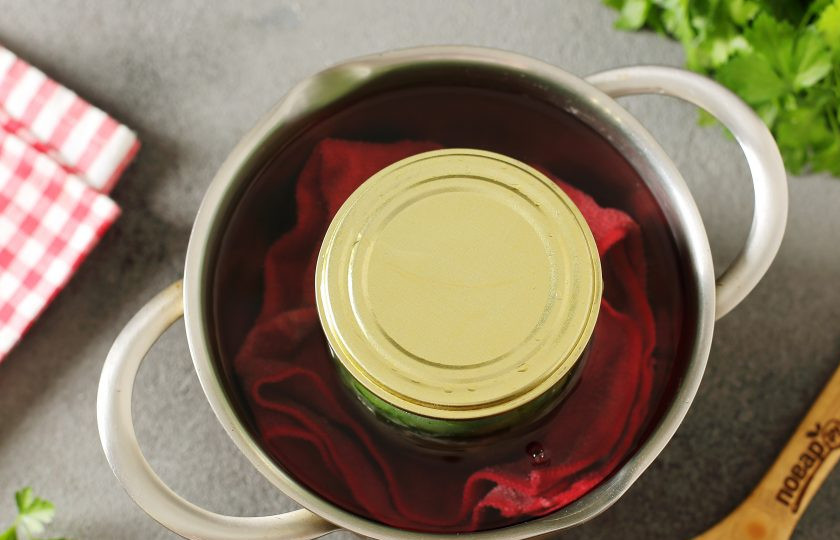 1. Этап. Салат из огурцов с чесноком на зиму: Банки необходимо стерилизовать по 10 минут 500 мл. и по 15 минут литровые.