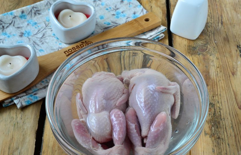 1. Этап. Цыплята-корнишоны в пряном масле: Перепелов замочите в холодной воде, смешанной с солью и сахаром (из расчета на 1 л воды 1 ст. ложка соли и 1 ч. ложка сахара). Оставьте в прохладном месте на 2-3 часа.