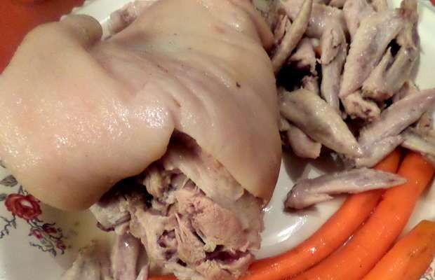 1. Этап. Холодец из куриных крылышек: Готовое мясо выберите из кастрюли. Бульон пускай еще раз закипит.