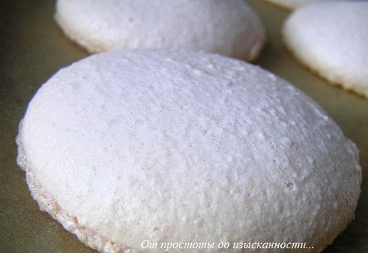 1. Этап. Пирожное Макарон с хурмой: Выпекайте макарон при 170*С около 12 минут. Остудите.