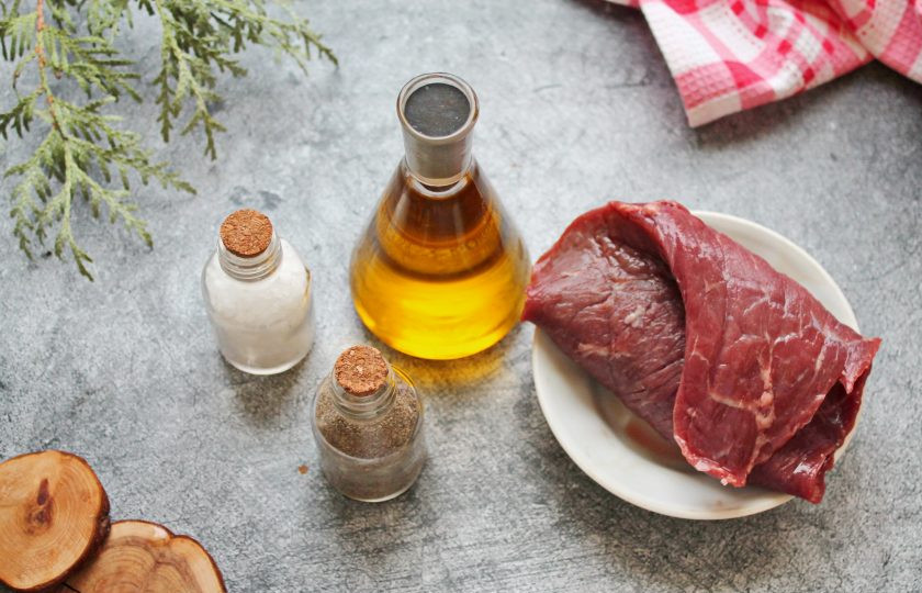 1. Этап. Стейк из оленины на сковороде: Подготовьте все необходимые ингредиенты для приготовления стейка из оленины. Оленину сполосните и обсушите.