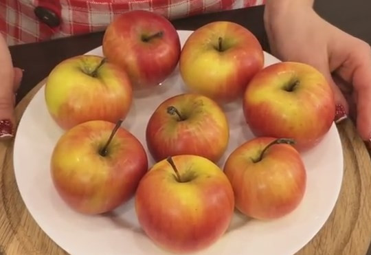 1. Этап. Запеченные яблоки с орехами и изюмом: 1. Время выпечки яблок зависит от их размера, поэтому выберите яблоки одинакового размера.