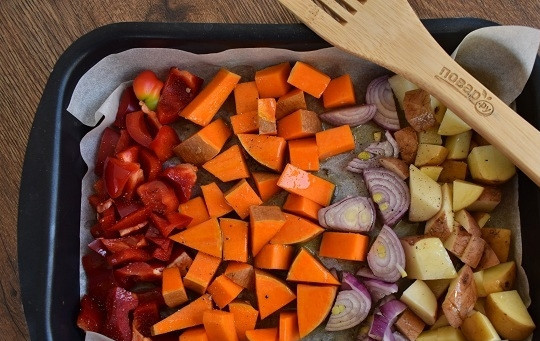 1. Этап. Супчик для души: Все овощи, кроме чеснока, нарежьте крупными кусочками, разложите на пергамент в форму для запекания. Полейте оливковым маслом, посолите и поперчите по вкусу, накройте пергаментом. Запекайте в духовке в течение 30-35 минут до мягкости овощей.