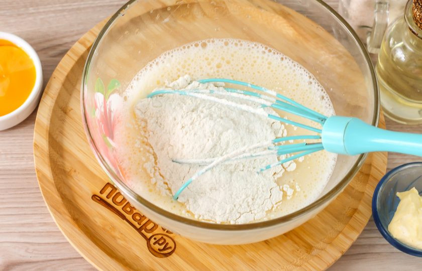 1. Этап. Блинный рулет с заварным кремом: Всыпьте пшеничную муку, аккуратно вмешайте ее в тесто, чтобы не образовались комочки. Затем влейте растительное масло и оставьте тесто на 15 минут в покое.