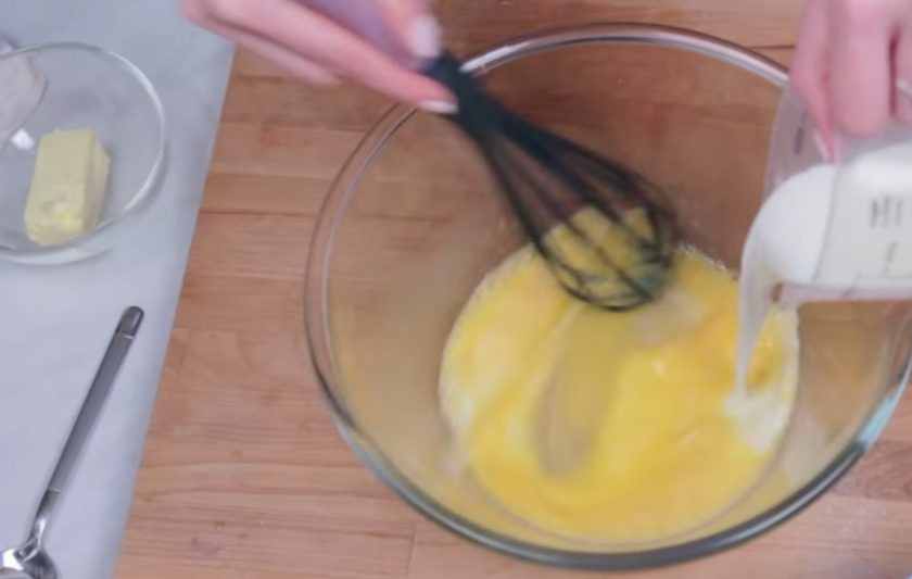 1. Этап. Воздушный панкейк: 1. Смешайте все сухие ингредиенты: муку просейте с разрыхлителем, добавьте соль, сахар, ванилин. Яйца слегка взбейте венчиком, добавьте молоко.