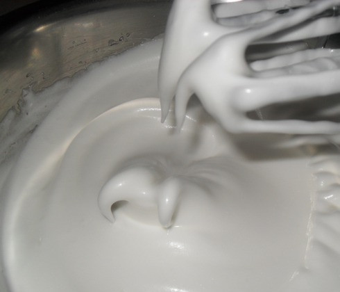 1. Этап. Торт Улыбка Шрека: 2. 4 белка взобьем с небольшим количеством сахара до острых пиков. Понемногу добавляем в яичную массу.