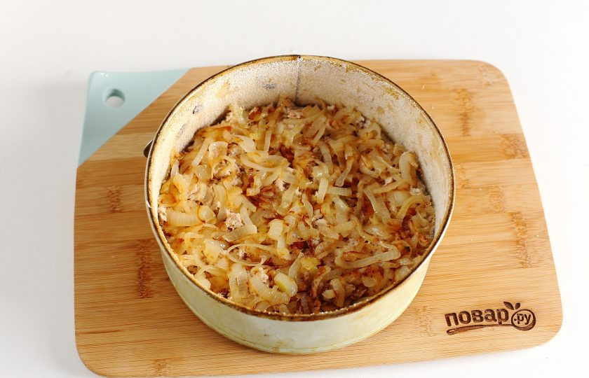 1. Этап. Паштида: Лук обжарьте на сковороде, посолите и распределите следующим слоем.