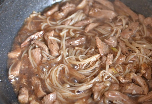 1. Этап. Индейка с грибами эноки: Прогреваем блюдо до загустения на среднем огне 3 минуты. Общее время приготовления грибов не более 10 минут, иначе они станут резиновыми, и блюдо будет испорчено. Грибы должны придавать хруст блюду. Сами по себе эноки безвкусны, но они активно впитывают вкус и аромат того, с чем готовятся.