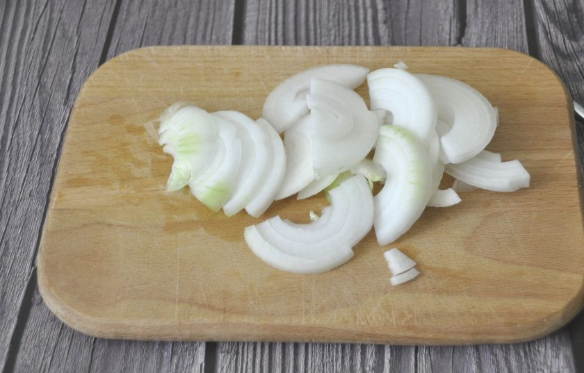 1. Этап. Яхния из курицы: Порежьте лук полукольцами.