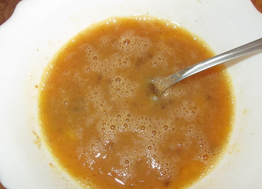 1. Этап. Кабачки на сковороде: Разбиваем яйца, солим и перчим по вкусу, взбиваем.