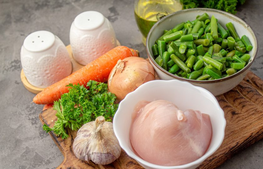 1. Этап. Лобио из фасоли с курицей: Подготовьте все ингредиенты. Предварительно разморозьте фасоль.