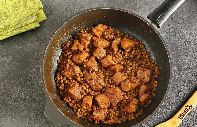 1. Этап. Каша с машем, рисом и мясом: Зернышки маша должны набухнуть и начать лопаться.