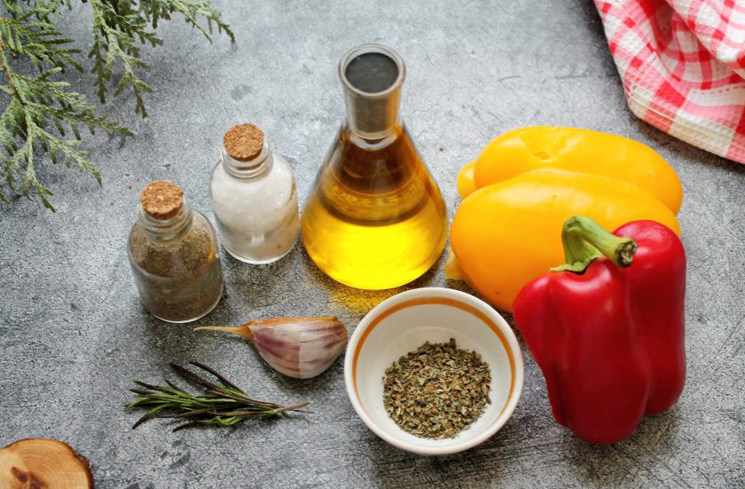 1. Этап. Вяленый болгарский перец в духовке: Подготовьте все необходимые ингредиенты для приготовления вяленого болгарского перца. И готовить мы его будем в духовке.