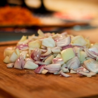 1. Этап. Салат из печени: Лук нарезаем, как кому больше нравится - я нарезаю крупно.