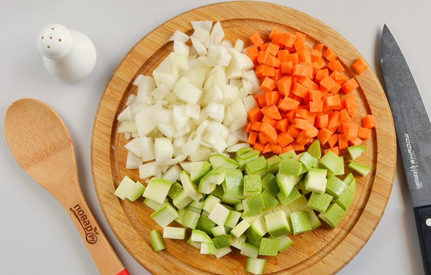 1. Этап. Кабачковая икра в блендере: Порежьте овощи среднего размера кубиками.