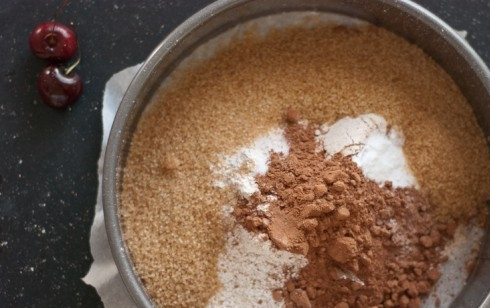 1. Этап. Торт в виде собаки: 2. Добавляем к соку все сухие ингредиенты: муку, какао, сахар, соду и ванилин. Смешаем между собой, добавим сахар, кокосовое масло (растопите предварительно), кофе, вишни и вино. Перемешаем тщательно.