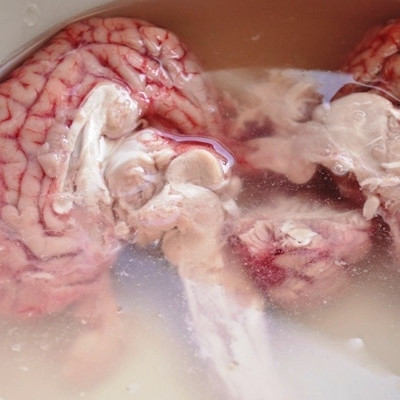 1. Этап. Панированные мозги: Очищаем мозги от пленок, после чего замачиваем в холодной воде на полчаса, каждые 10 минут меняя воду.