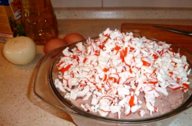1. Этап. Котлеты куриные с крабовыми палочками: И смешайте их с куриным фаршем.