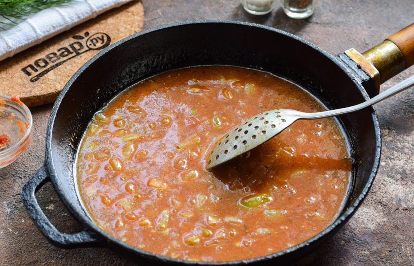 1. Этап. Медово-томатный соус: Убавьте огонь на минимум, и готовьте соус 3 минуты. Спустя время снимите пробу, отрегулируйте вкус и дайте соусу остыть. После подавайте медово-томатный соус к столу.