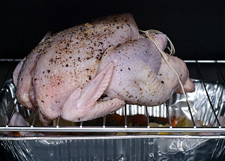 1. Этап. Цыпленок, фаршированный сухарями: 5. Выпекайте в разогретой до 220 градусов духовке 30 минут.