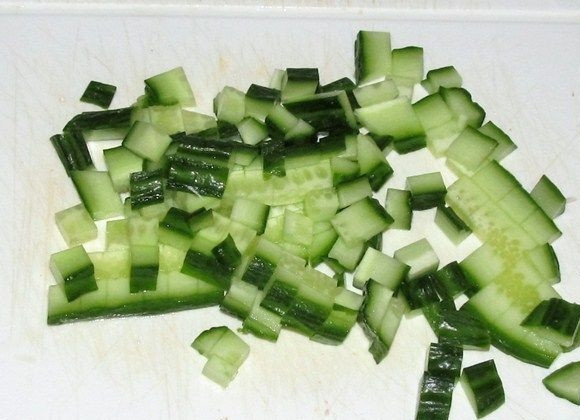 1. Этап. Начинка для лаваша с корейской морковкой: 2. Вымойте, обсушите и измельчите (кубиками) огурец.