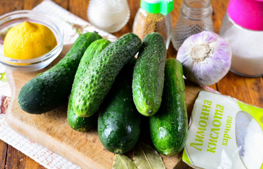 1. Этап. Огурцы с лимоном на зиму: Подготовьте ингредиенты.