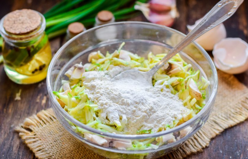 1. Этап. Запеканка из кабачков с грибами: Всыпьте муку и разрыхлитель. Все хорошо перемешайте.