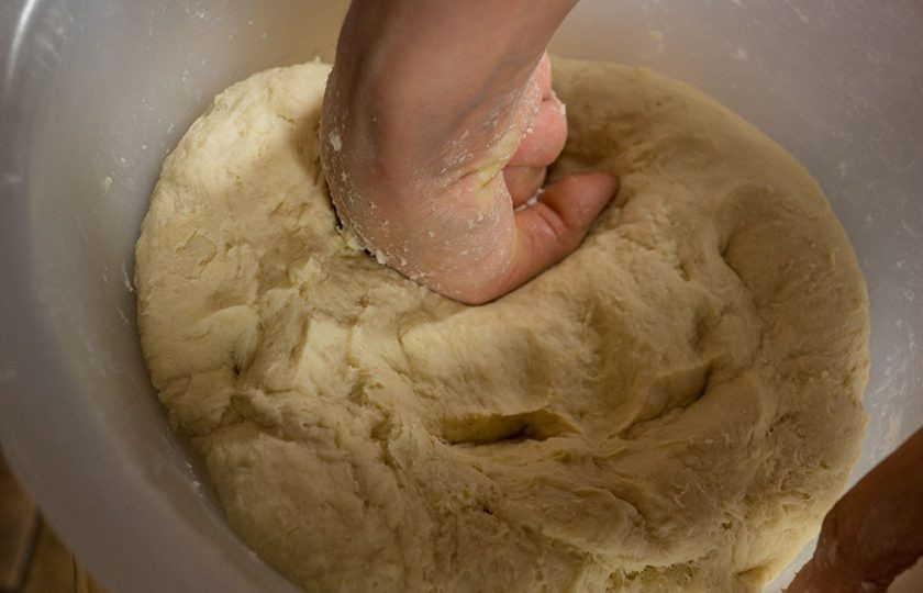 1. Этап. Лепешки из тандыра в духовке: Вымешиваем тесто до тех пор, пока оно не станет эластичным, затем накрываем полотенцем и убираем в теплое место на несколько часов. За это время оно подойдет и увеличится в два раза.