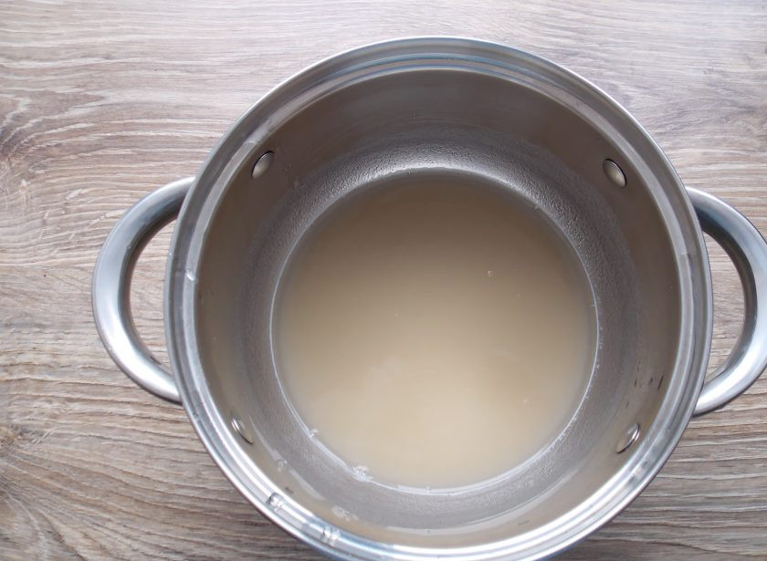 1. Этап. Торт Шоколадное птичье молоко: В кастрюлю налейте воду и всыпьте агар-агар, оставьте его на 40 минут.