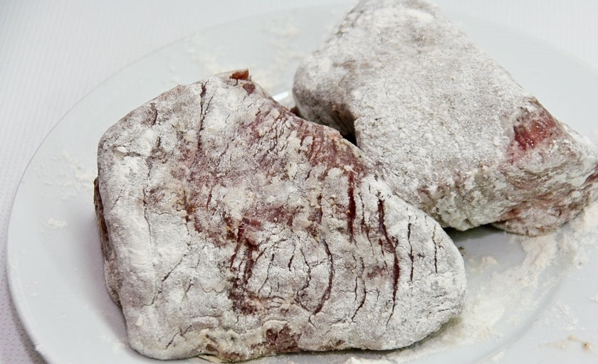 1. Этап. Полендвица с картошкой: 2. Достаю маринованное мясо и обваливаю его в муке со всех сторон.