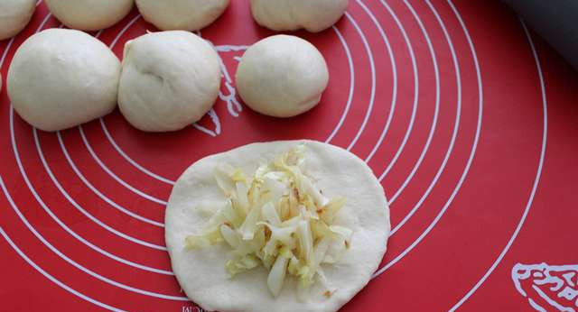 1. Этап. Горячие пирожки: Тесто делим на маленькие комочки. Раскатываем каждый из них и начиняем. В качестве начинки у меня была потушенная капуста.